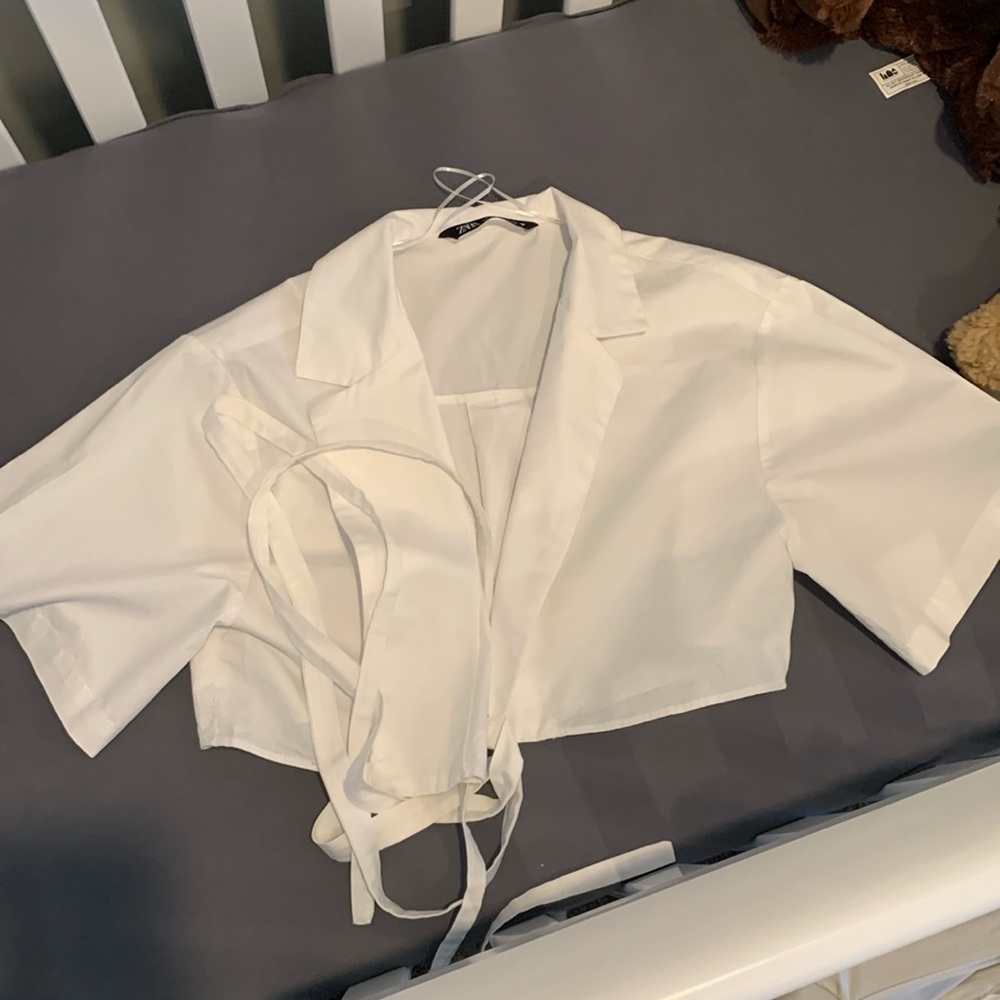 Zara crop. It would look amazing under a dressy suite! Size small. Worn once.
